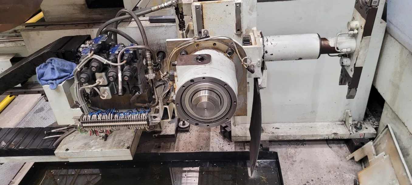 Intervenção mecânica em máquina industrial