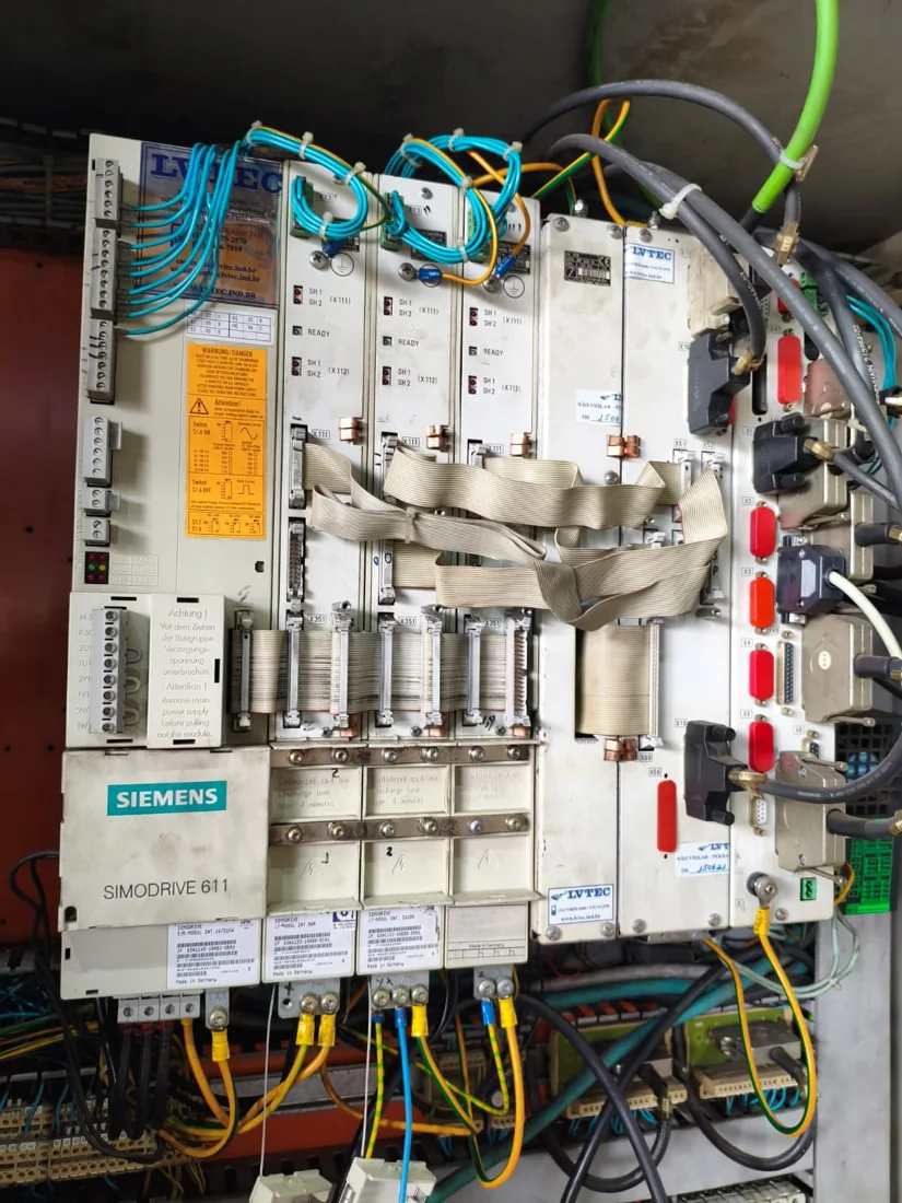 Componentes eletrônicos de sistema CNC em manutenção